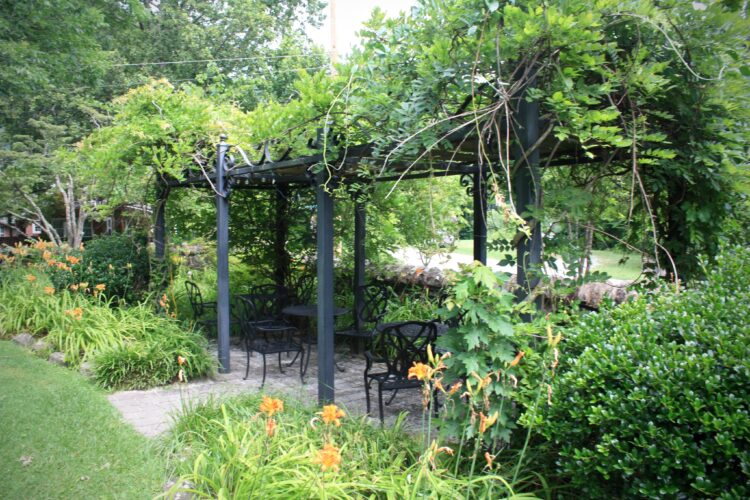 Creating Garden Rooms With Trellises, Pergolas, and Arbors
